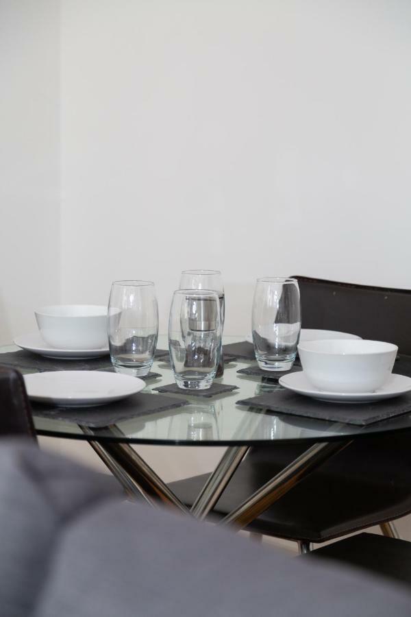 Serviced Apartment In Liverpool City Centre - Free Parking - Balcony - By Happy Days Extérieur photo